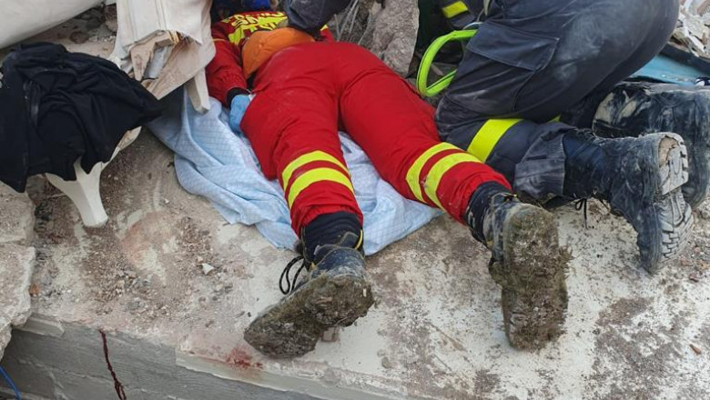 Imagini cu salvatorii romani care intervin in Antakya. In aceste ore incearca sa salveze un baiat de 16 ani blocat sub o cladire Imagine