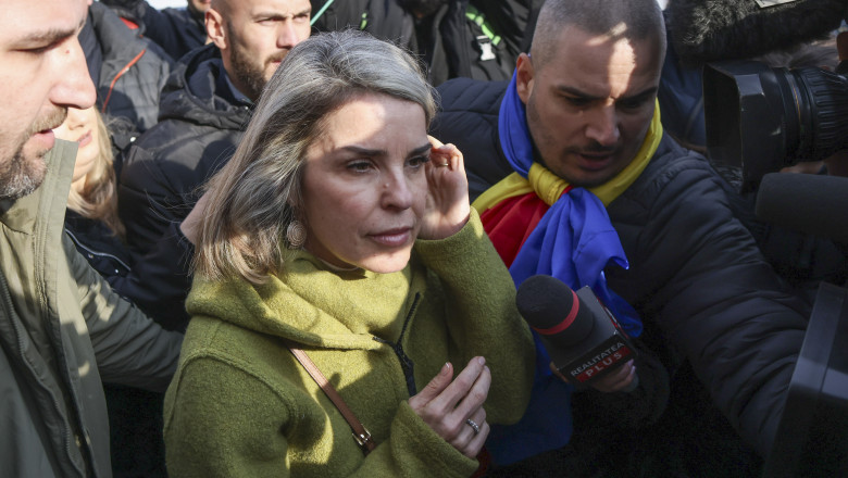 Imagini cu sotia lui Calin Georgescu in fata Parchetului General. Inconjurata de bodyguarzi, a transmis un mesaj Imagine