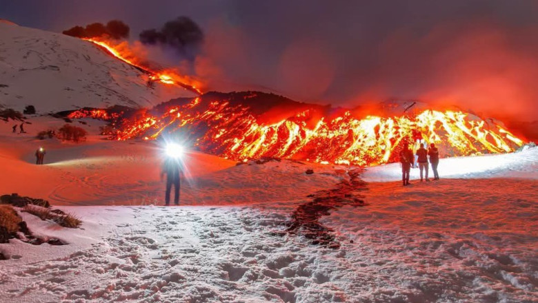 Imagini cu turisti care schiaza chiar pe langa lava vulcanului Etna care este din nou activ. Autoritatile se plang ca oamenii ii ignora Imagine