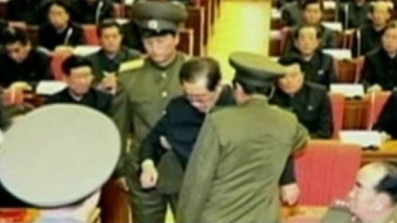 Imagini cu unchiul lui Kim Jong Un in timp ce era ridicat chiar din plenara Partidului Comunist Imagine