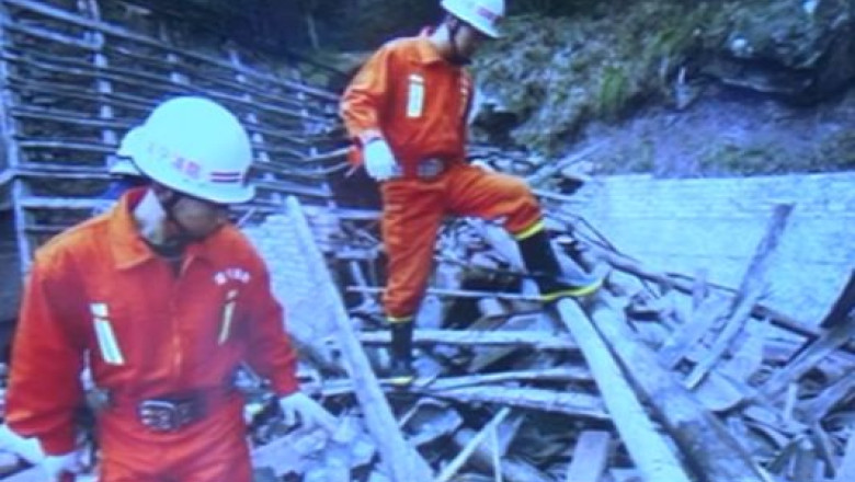 Imagini de cosmar dupa cutremurul din China. Bilantul seismului este de peste 400 de morti si 2.000 de raniti Imagine