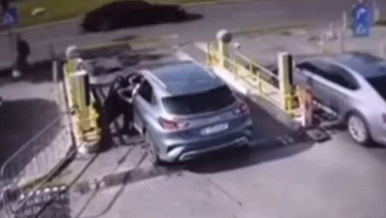 Imagini de la locul accidentului din Capitala de la Pasajul Lujerului. Momentul in care soferul accelereaza si masina cade in gol Imagine