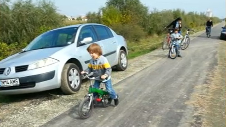 Imagini de la telespectatori. Pista de biciclisti nefinalizata, folosita de soferi Imagine
