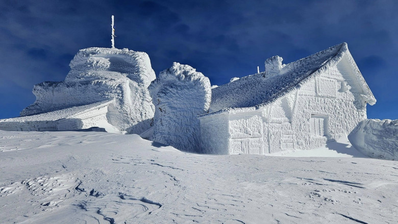 Imagini de poveste surprinse in Bucegi: Cum arata acum statia meteo de la Varful Omu Imagine