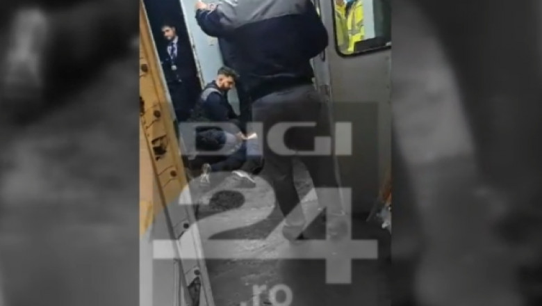 Imagini din avionul groazei. Momentul in care barbatul care si-a taiat venele a fost imobilizat de politisti Imagine