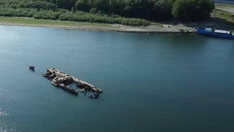 Imagini din drona. Apele Dunarii au scazut atat de mult, incat epavele barjelor scufundate au iesit la suprafata Imagine