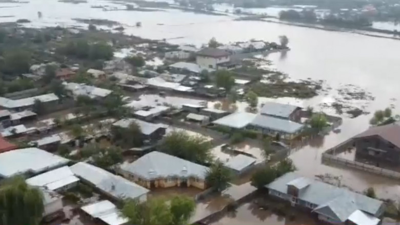 Imagini din drona cu inundatiile devastatoare din Galati. Pompierii salvatori „sunt uzi pana la piele” Imagine