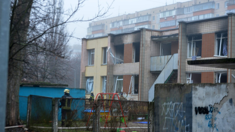 Imagini din gradinita lovita de elicopterul prabusit langa Kiev. "Am vazut o lumina rosie-portocalie, apoi totul s-a intunecat" Imagine