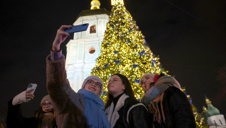 Imagini din Kiev, unde s-au aprins luminitele in bradul de Craciun din fata catedralei Sfanta Sofia Imagine