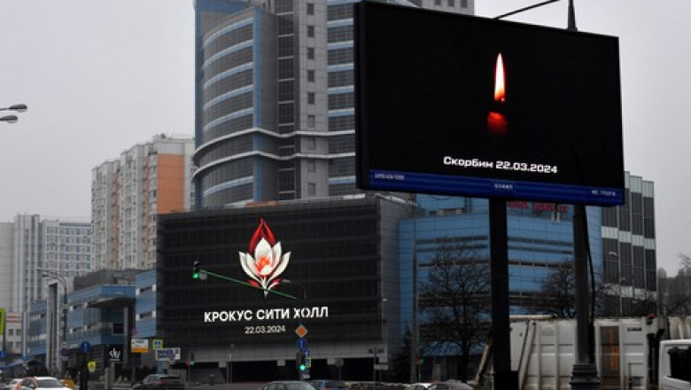 Imagini din Rusia unde e zi de doliu national dupa atacul terorist. Steagurile au fost coborate in berna. Cautarile victimelor continua Imagine