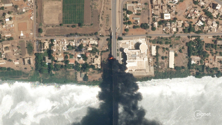 Imagini din satelit. Luptele in capitala Sudanului continua. Un pod a fost bombardat, aproape 100 de civili ucisi Imagine