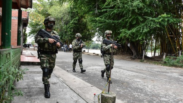 Imagini din timpul unei lupte sangeroase la granita cu Columbia. Cel putin 10 cadavre, gasite pe camp Imagine