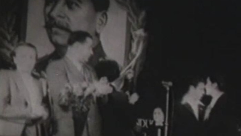 Imagini document. 1949: Stalin, genialul parinte al pionierilor Imagine