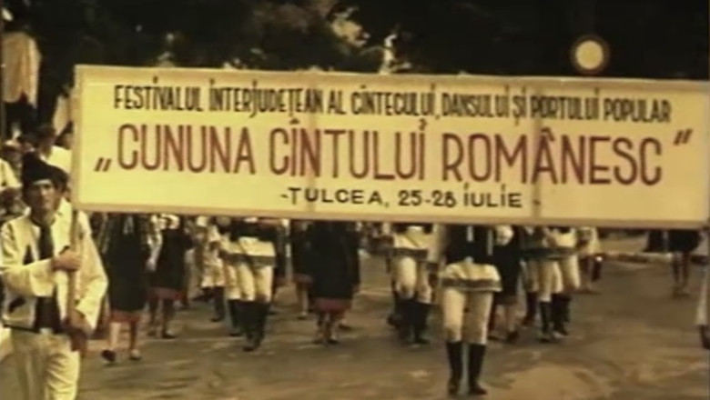 Imagini document. 1982. Tulcea poarta „Cununa cantecului romanesc” Imagine