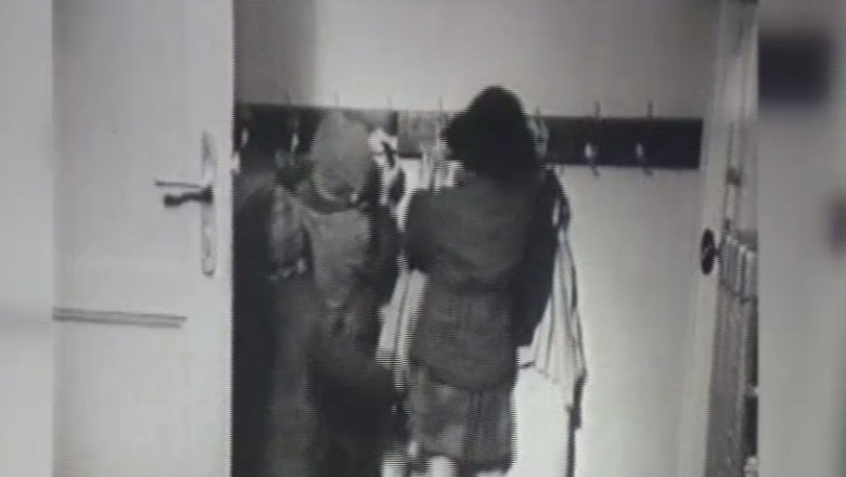 Imagini document. „E ora cand mamica intra in atelier. Ce facem cu tine, omulet in devenire?” Imagine