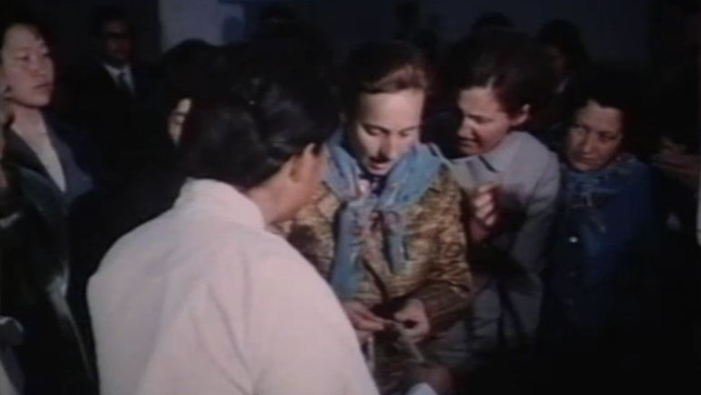 Imagini document. Elena Ceausescu, in vizita la fabrica de tesaturi din Phenian Imagine