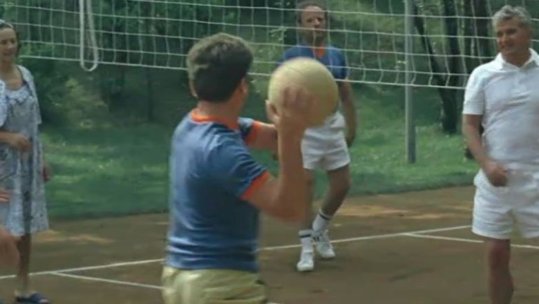 Imagini document. Elena si Nicolae Ceausescu joaca volei Imagine