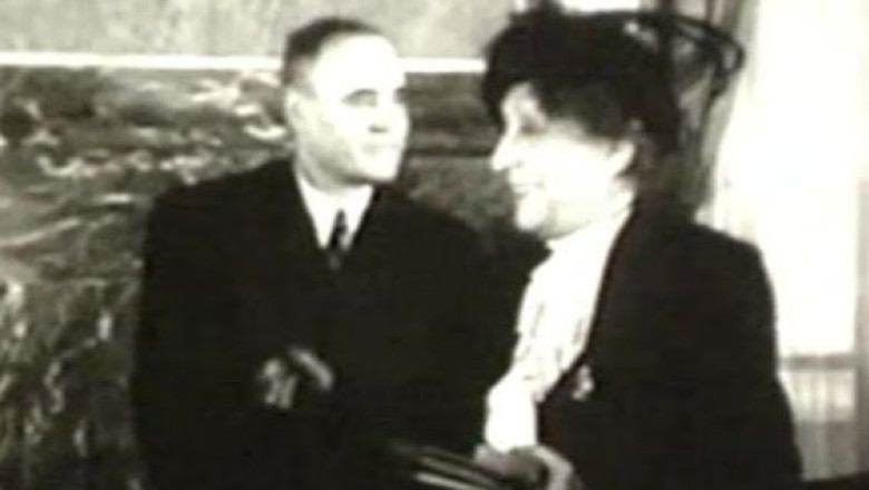 Imagini document. Lucia Sturdza Bulandra, decorata de Gheorghiu Dej Imagine