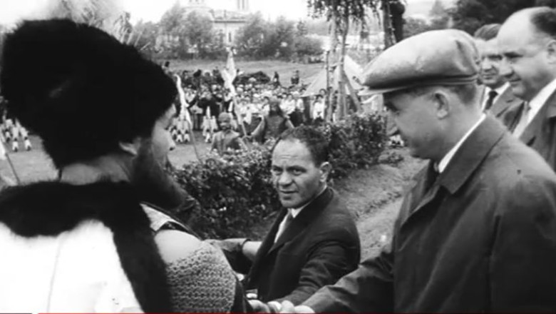 Imagini document. Nicolae Ceausescu da mana cu domnitorii Mircea cel Batran si Mihai Viteazul Imagine