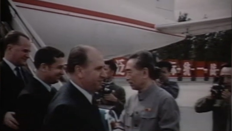 Imagini document. Omagiul poporului chinez in 1971. Ion Iliescu, alaturi de Nicolae Ceausescu Imagine