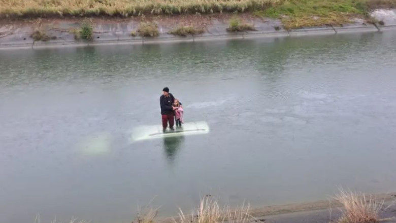 Imagini dramatice in Arges: Un batran si o fetita au fost salvati de pe plafonul unei masini scufundate intr-un canal Imagine