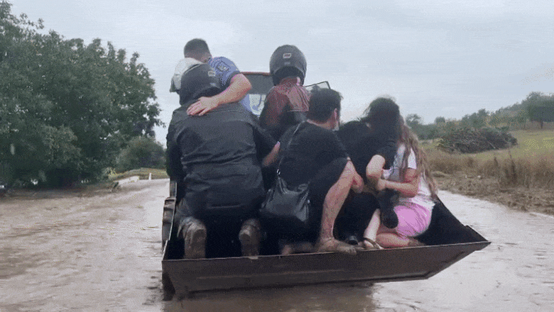 Imagini dramatice pe DN22 in Tulcea. Puhoaiele au maturat masinile, pompierii s-au legat cu franghii, oameni salvati cu excavatorul Imagine