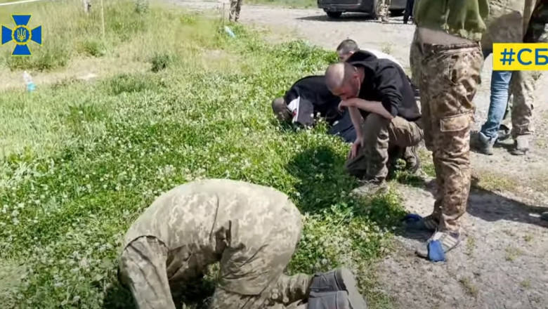 Imagini emotionante din Ucraina. 75 de prizonieri eliberati din Rusia ingenuncheaza si saruta pamantul. Multi sunt raniti si bolnavi Imagine