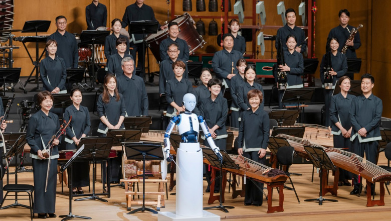 Imagini inedite in Coreea de Sud. Un robot a dirijat orchestra nationala Imagine