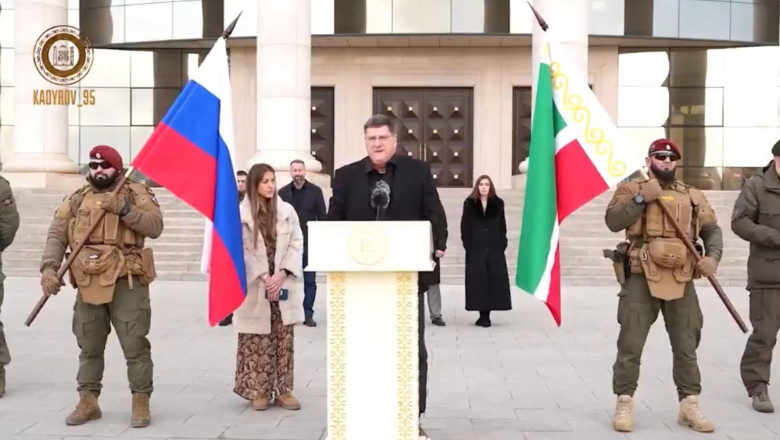 Imagini ireale la Groznii. Americanul Scott Ritter, discurs in fata lui Kadirov si a miilor de ceceni: „Sunteti eroii de la Mariupol” Imagine