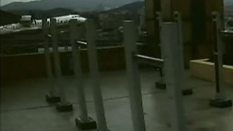 Imagini noi cu avionul prabusit in Taiwan: aeronava a trecut la un metru de un bloc Imagine