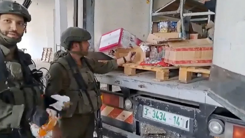 Imagini postate online arata soldati israelieni care dau foc la alimente, vandalizeaza si jefuiesc case din Gaza. Reactia IDF (CNN) Imagine
