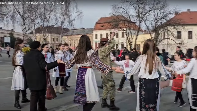 Imagini revoltatoare in Dej. Elevi in costume populare subtiri au jucat hora in plin ger, pentru a marca Ziua Unirii Principatelor Imagine