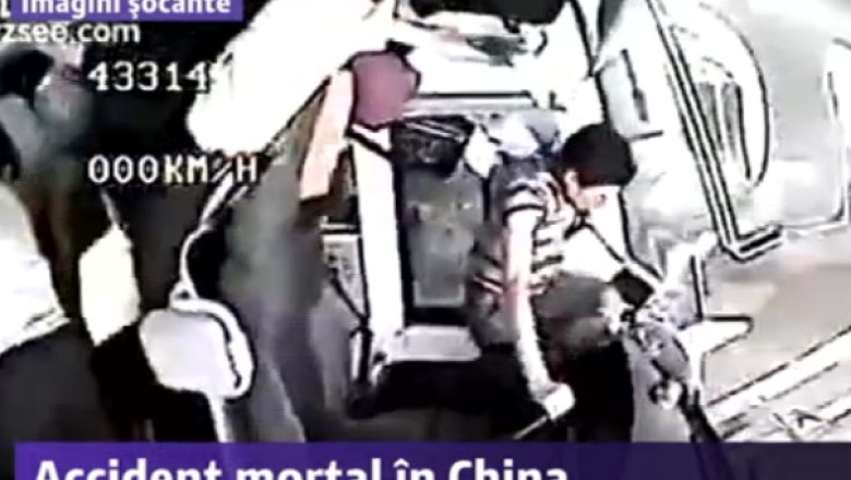 IMAGINI SOCANTE. A vrut sa mearga in marsarier pe autostrada. Impactul l-a scos pe geam Imagine