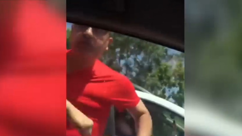 Imagini socante surprinse in Constanta. Un sofer loveste brutal o masina in care erau copii, dupa un incident in trafic Imagine