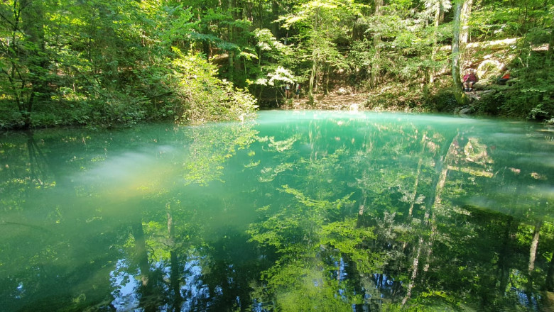 Imagini spectaculoase cu Ochiul Beiului, un lac cu ape de un turcoaz aproape ireal. Cine se scalda acolo risca amenzi uriase Imagine