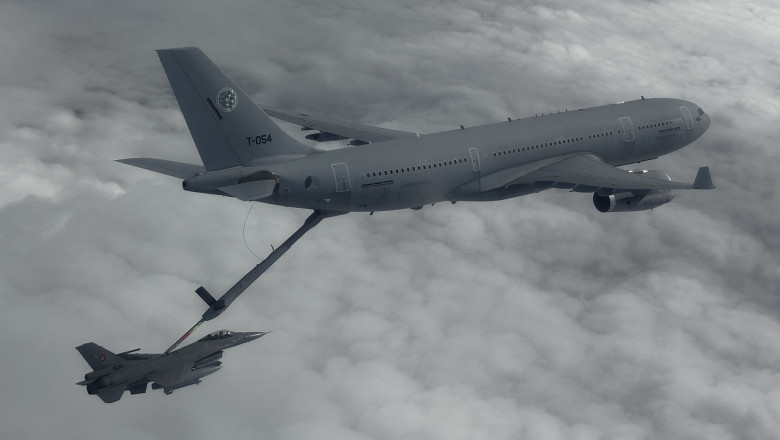 Imagini spectaculoase de la un exercitiu NATO de alimentare in aer a avioanelor de vanatoare deasupra Marii Negre Imagine