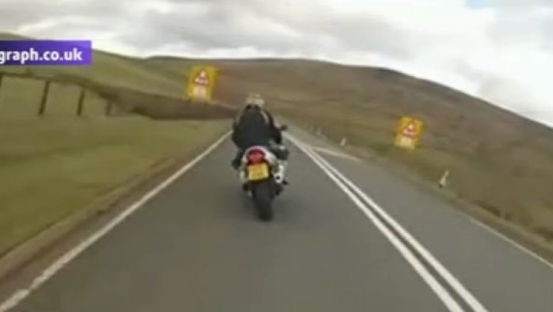 Imagini spectaculoase din Marea Britanie. Un tanar a pierdut controlul motocicletei si a izbit frontal un autoturism Imagine