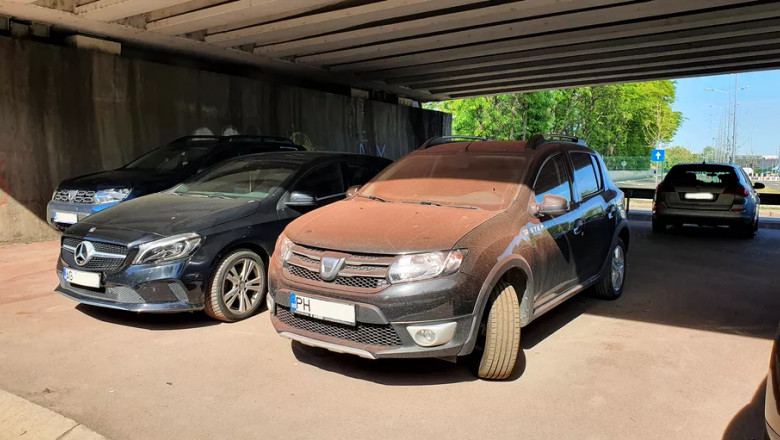 Imagini virale: Au vopsit balustradele podului cu tot cu masinile parcate sub el, dar si cu cele din trafic Imagine