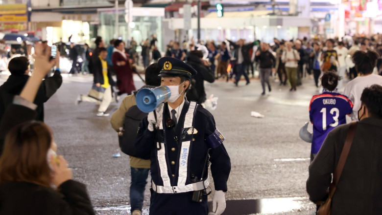 Imagini virale cu japonezii care sarbatoresc in strada victoria de la Cupa Mondiala, dar doar cand era verde la semafor Imagine