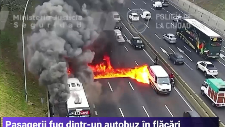 Imagini virale cu oameni care fug ca sa scape dintr-un autobuz in flacari, pe o autostrada din Buenos Aires Imagine