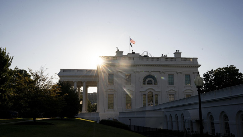 Imagini virale cu un obiect aruncat pe fereastra Casei Albe starnesc un val de conspiratii. Trump contrazice explicatiile oficialilor Imagine