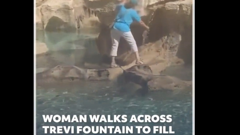 Imaginile care au infuriat din nou Italia. O turista s-a urcat pe Fontana di Trevi ca sa-si umple sticla cu apa Imagine