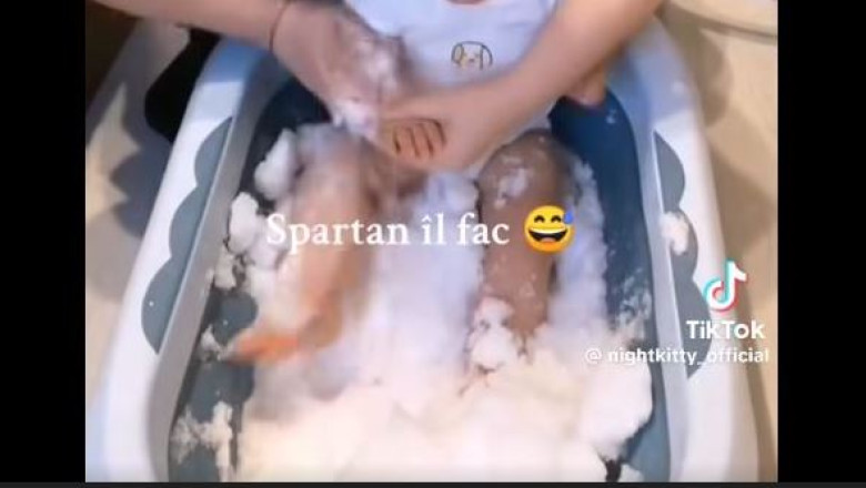 Imaginile cu o mama care isi baga copilul de cateva luni in zapada dezbracat starnesc revolta in mediul online. „Spartan il fac” Imagine
