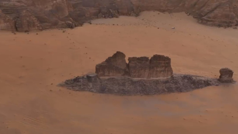 Imaginile cu o stanca uriasa in forma de peste care iese din desertul saudit au incins imaginatia internautilor Imagine
