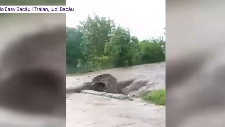 Imaginile dezastrului provocat de ploile torentiale cu grindina: Case, masini, drumuri si fantani au fost afectate de apele involburate Imagine