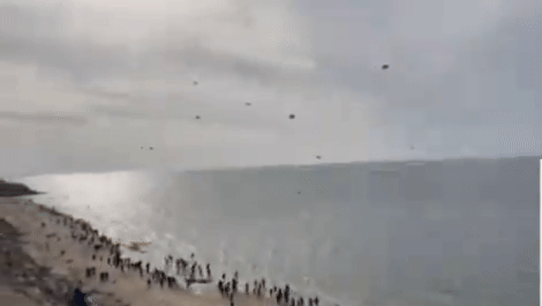 Imaginile disperarii. Ajutoarele umanitare pentru Gaza au fost parasutate din greseala in mare. „Am gasit biscuiti si muraturi!” Imagine