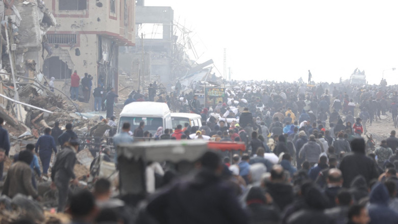 Imaginile disperarii in Gaza. Haos la sosirea unui camion cu faina, sute de oameni s-au calcat in picioare ca sa prinda un sac Imagine