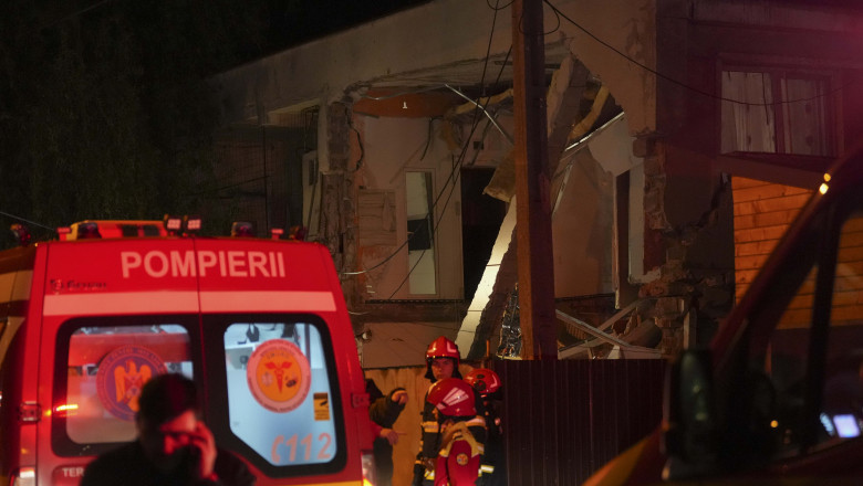 Imaginile exploziei dintr-un bloc din Craiova. Pompierii cauta sub daramaturi eventuale victime. Locatar: Ne-am scos unii pe altii Imagine