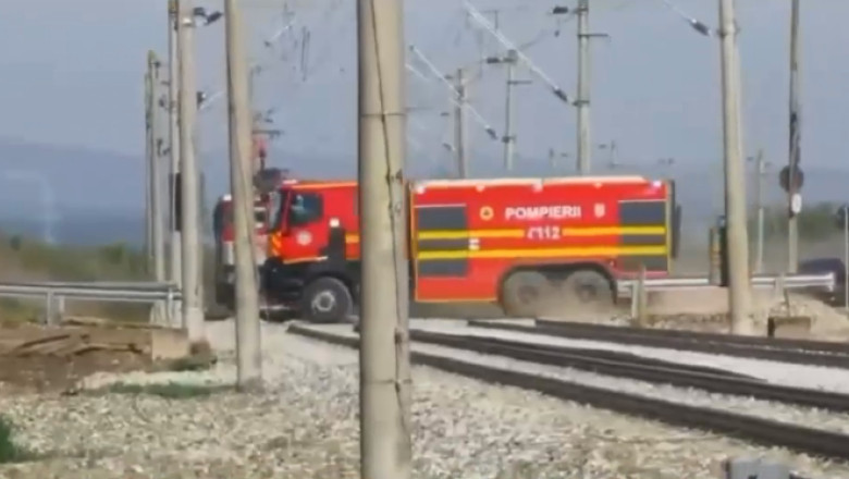 Imaginile unei tragedii evitate la limita. O masina de pompieri forteaza trecerea de cale ferata si taie calea trenului (VIDEO) Imagine