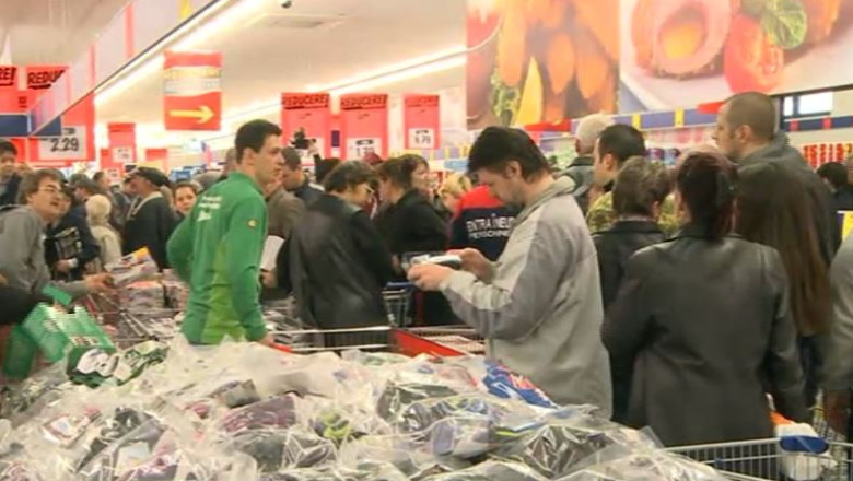 Imbranceli la deschiderea unui supermarket. Tinta: tigaile si surubelnitele Imagine